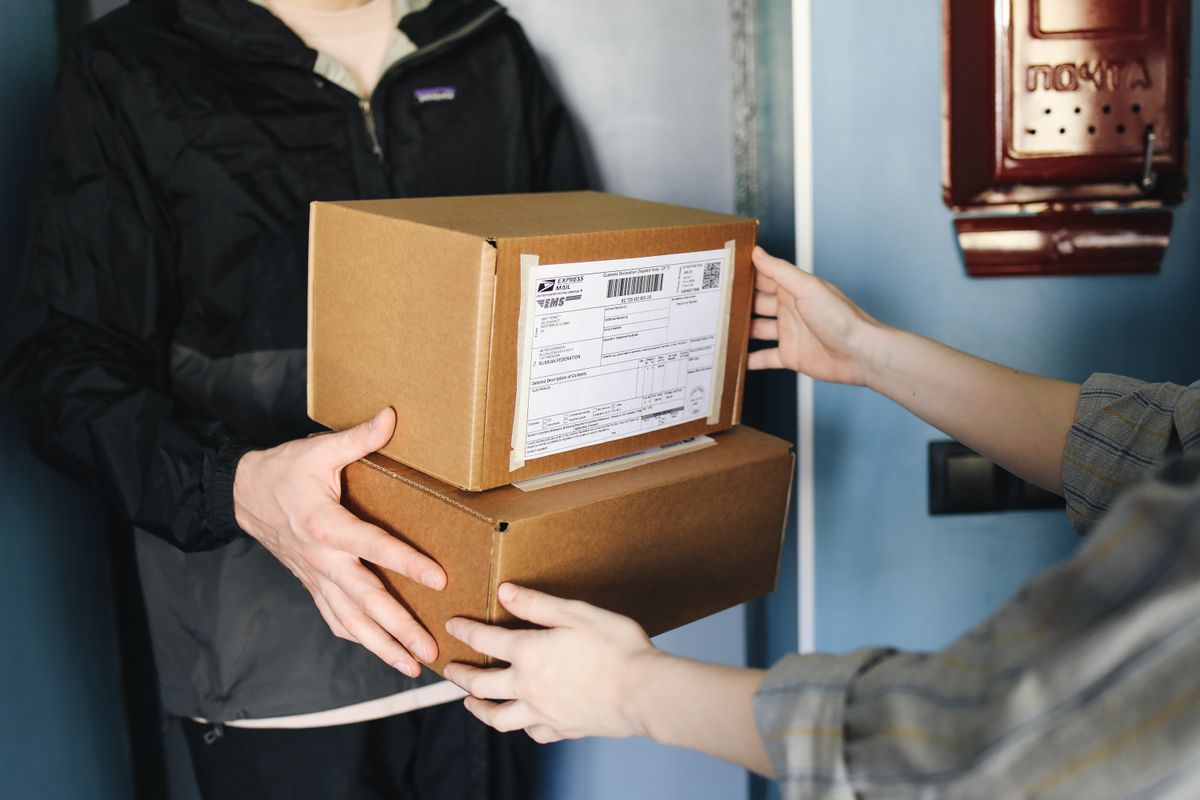 Cajas de envío de comercio electrónico preparadas para expedición